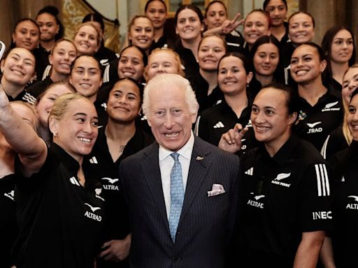 Carlos, muy seductor con un equipo femenino de rugby