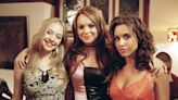 10 Rarely Seen Photos from the Making of “Mean Girls”, from Lindsay and Lizzy to the Iconic Mall Scene