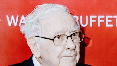 Buffett Praised Apple After Trimming It, Drops Paramount Stake