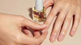 ¿Uñas secas y quebradizas? Este aceite recomendado por dermatólogos es el secreto para una manicura duradera