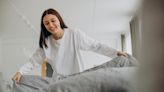 Por qué no es bueno tender la cama por la mañana, según la ciencia