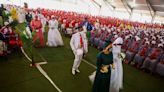 Cientos de sudafricanos contraen matrimonio en una boda multitudinaria de Pascua