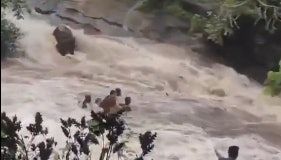 現場片直擊印度7遊客野餐遭洪水沖走4死1失蹤 2人死裏逃生