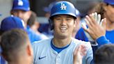 Recoge bate de los Dodgers atrapa una pelota en dirección a la cara de Ohtani