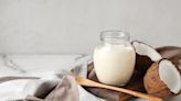 Yogur de coco: propiedades, beneficios y contraindicaciones del postre que mejora la salud del intestino y fortalece los huesos