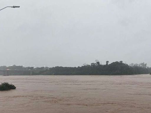 Rio Taquari pode chegar a 25 metros e Prefeitura de Lajeado remove famílias