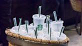 Vasos fríos de Starbucks más sostenibles y accesibles: hasta un 20 por ciento menos de plástico - El Diario NY