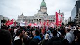 Milei espera la luz verde del Congreso a la ley para desguazar el Estado y reordenar la economía