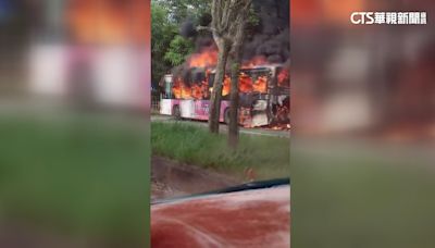 台中公車冒煙燒剩骨架 駕駛.5乘客急棄車逃命