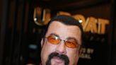 Steven Seagal é criticado após visitar cadeia russa onde prisioneiros ucranianos foram mortos