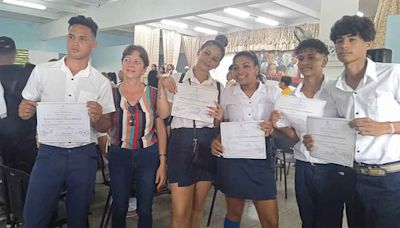 Nuevos graduados elevarán cobertura docente en provincia de Cuba - Noticias Prensa Latina