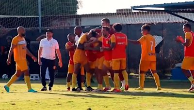 Insólito: un club de Brasil despidió a su entrenador en el entretiempo, el médico tomó su lugar y ganaron el partido