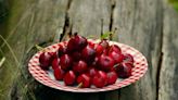 El aviso de un agricultor sobre el riesgo de comer cerezas sin fijarte en este detalle: 'Cuidado'