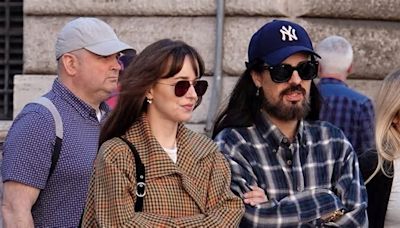 Dakota Johnson e Alessandro Michele aggiornano il look da “vacanze romane” al XXI secolo