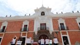 Familiares llevan féretro de mujer al Palacio de Gobierno de Tlaxcala