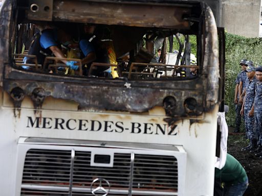 Tailandia recupera los cadáveres de una veintena de escolares tras arder su autobús