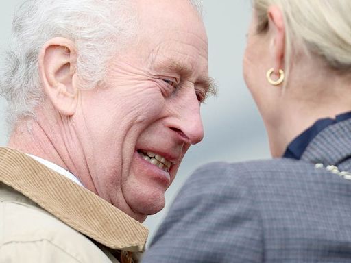 Rei Charles III exibe sorrisão com dentes tortos em encontro especial