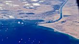 El Canal de Suez queda bloqueado de nuevo por un buque cisterna en casi el mismo lugar que antes