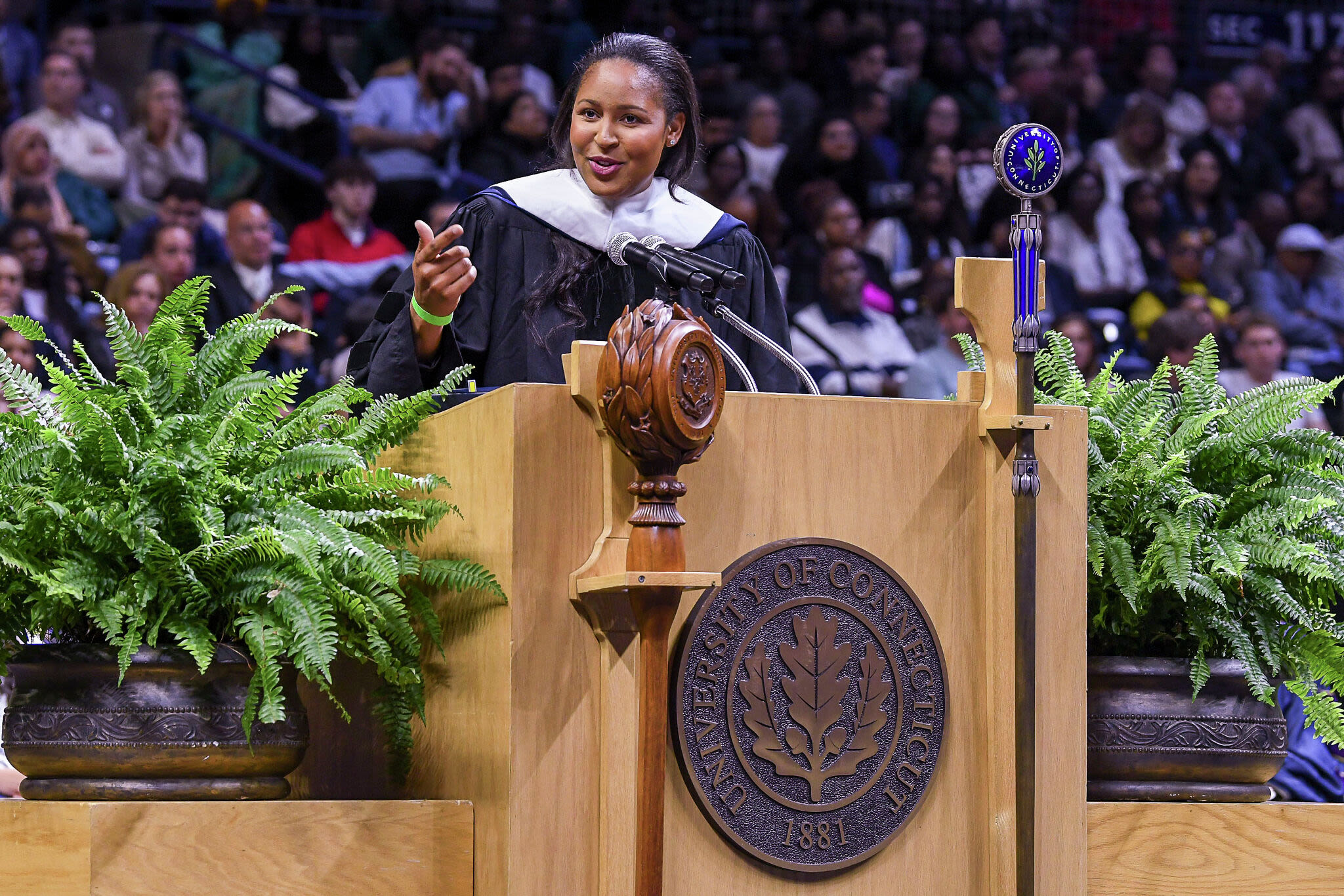 Basketball legend advises UConn graduates to be team players: 'Living on a team is a way of life'