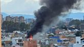 Nube de humo cubre sector de Bogotá a causa de un incendio; hay una persona atrapada