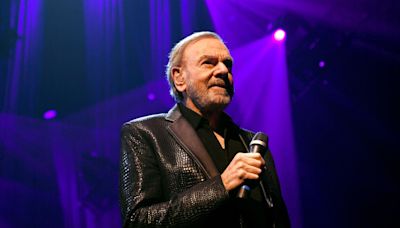 Neil Diamond Manages An Impressive Comeback With His Biggest Hit