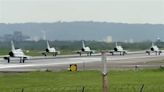 520就職／空軍戰機新竹基地起飛！「大雁隊形」衝場 軍事迷搶拍