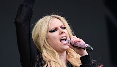 Glastonbury SLAMMED as Avril Lavigne performs on 'overcrowded' stage