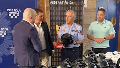 La Federación de Boxeo dona material de entrenamiento para la Policía Local de Murcia