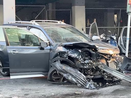 台南成大校區嚴重車禍！小客車猛烈對撞毀6機車 1騎士當場死亡4傷