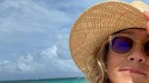 Jennifer Aniston presume de rizos en la playa con un look ideal para protegerse del sol