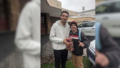 Un periodista corondino viajó a ver a Scaloni, le regaló frutillas y el DT le firmó una gorra