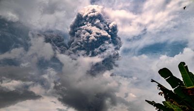 隆隆聲響…印尼東部伊布火山再噴發 續維持最高警戒級別