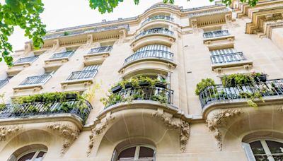 Louise Bourgoin : découvrez son appartement au style art nouveau, rempli d'œuvres d'art, en plein cœur de Paris