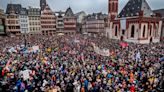 Miles de personas protestan en Alemania contra el partido de extrema derecha AfD por plan para deportar migrantes