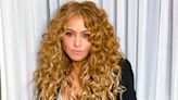 Paulina Rubio se convierte en blanco de críticas por usar atuendo invernal durante ola de calor en México