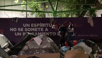 Trasladan a albergues a migrantes que permanecían en la plaza Giordano Bruno de Ciudad de México