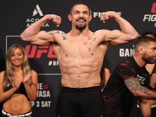 Robert Whittaker Hilariously Claps Back at Reporter Over Weird Khamzat Chimaev Question at UFC Saudi Arabia