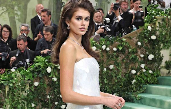 Kaia Gerber Channels Mom Cindy Crawford's '90s Supermodel Hair at Met Gala in Strapless Prada Gown