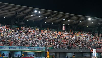 統一獅》9668名球迷冒雨進場 高國慶引退賽寫府城本季票房新高
