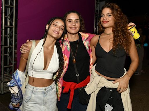 Filha de Chico Buarque e Marieta Severo faz aparição rara em família em festival no Rio