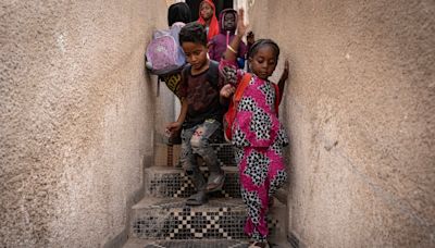 Una escuela en el camino para los migrantes de Nuadibú llegados de toda África a un rincón del desierto