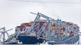 Barco que chocó con el puente de Baltimore tiene contenedores con químicos peligrosos - La Opinión