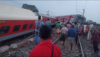 Jharkhand: 2 passengers killed as Howrah-Mumbai Mail rams into derailed train