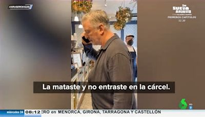 El viral en el que Alec Baldwin golpea el móvil de una mujer que le acosa: "¿Por qué mataste a aquella mujer?"