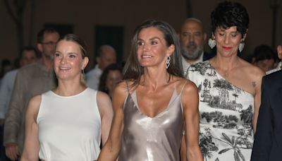 La reina Letizia luce su look más arriesgado hasta la fecha en una de sus citas favoritas en Mallorca