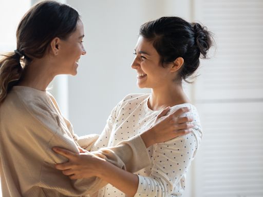 Friends' "synchronized" bond as they reveal pregnancies in exact same way