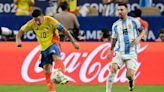 Argentina aplaudió a Colombia en premiación y James recibió un emotivo abrazo de Messi