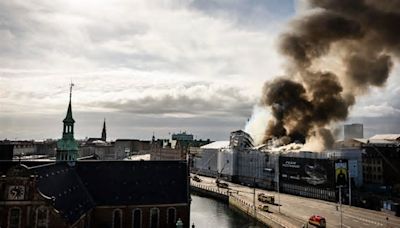 "Un trozo de historia de Dinamarca": Se incendia la antigua bolsa de Copenhague, edificio histórico de 1619