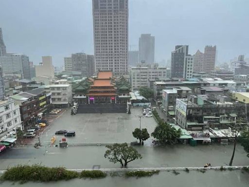 圖輯》高雄愛河水位暴漲 水漫市區多處積淹水車輛難行