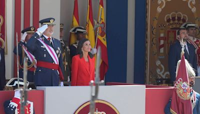 Los reyes presiden el desfile de las Fuerzas Armadas con la ausencia de la princesa Leonor